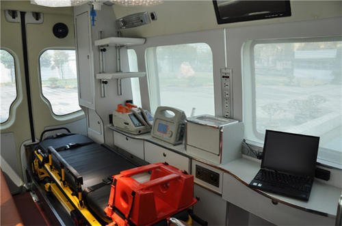 乐东救护车内部
